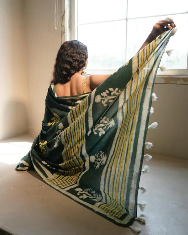 Green_Cotton_Dabu_Butta_Print_Mul_Saree_With_Tassels_For_Women